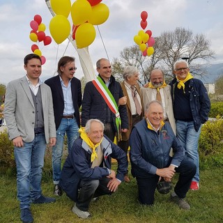 Inaugurata la Fionda di Ottaviani nella rotonda di Leca d'Albenga, i fieui di caruggi si avvicinano "pericolosamente" al Centro