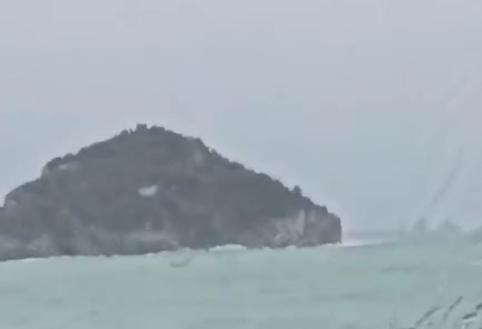 Isola di Bergeggi, frana una parte di costa rocciosa: in un video il cedimento sotto la mareggiata Isola di Bergeggi, frana una parte di costa rocciosa: in un video il cedimento sotto la mareggiata