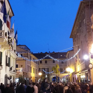 A Pietra Ligure addobbi natalizi all’insegna della collaborazione