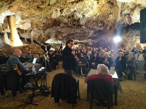 Il cantautore Franco Fasano torna negli studi di Onda Ligure per presentare il suo “Io amo: così ogni tanto mi oriento”