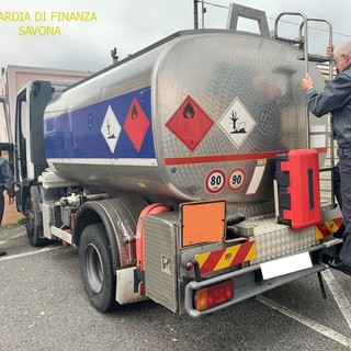 10 mila litri di gasolio e bombole Gpl: maxi sequestro della Guardia di Finanza in sette depositi abusivi
