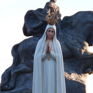 E’ atterrata dal cielo su suolo savonese la Madonna Pellegrina di Fatima: foto e video