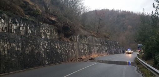 Frana sulla SP 453 che unisce Albenga a Pieve di Teco. Strada chiusa