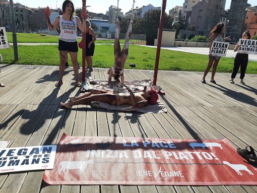 Savona, flashmob di protesta in piazza Guido Rossa: "A testa in giù" contro lo sgozzamento nei mattatoi (GALLERY)