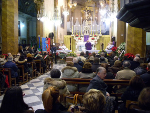 Alassio: oltre 700 studenti ai funerali del preside Rossi Alassio: oltre 700 studenti ai funerali del preside Rossi