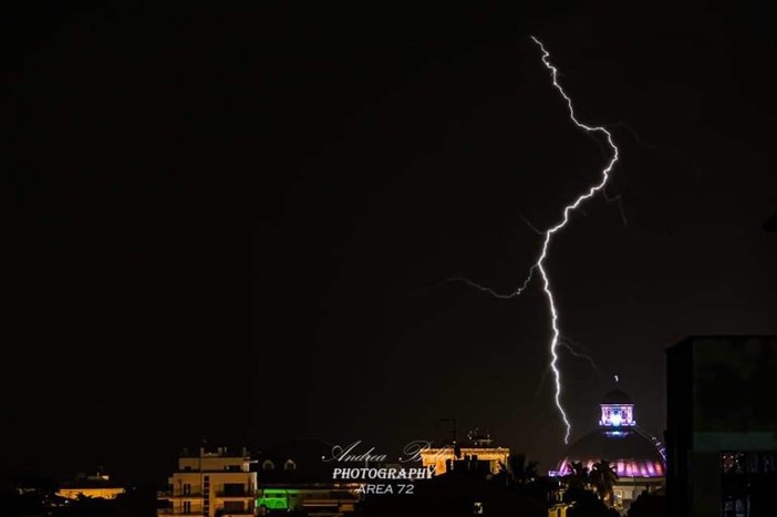 Fulmini e saette dal centro al lungomare. Il maltempo dà spettacolo a Loano
