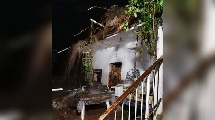 Maltempo, si stacca un pezzo di collina: frana si abbatte su abitazione a Pontinvrea Maltempo, si stacca un pezzo di collina: frana si abbatte su abitazione a Pontinvrea