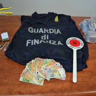 Savona, nascondevano droga lungo la ferrovia: due arresti e una denuncia Savona, nascondevano droga lungo la ferrovia: due arresti e una denuncia
