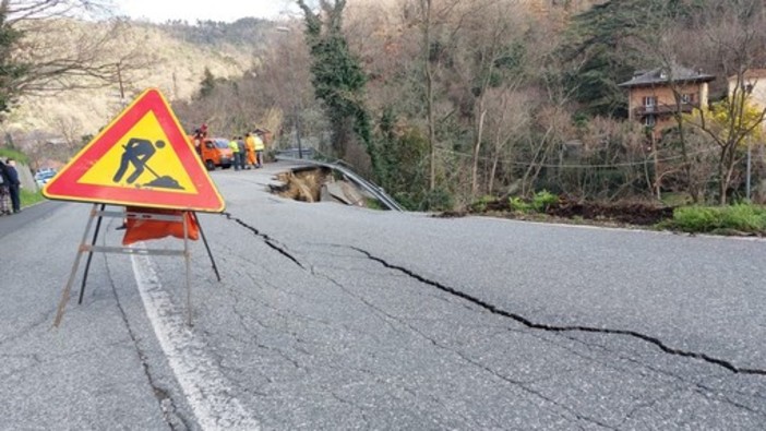 Crollo della Sp12 al Santuario, pronta a riaprire a senso unico alternato il 14 maggio Crollo della Sp12 al Santuario, pronta a riaprire a senso unico alternato il 14 maggio