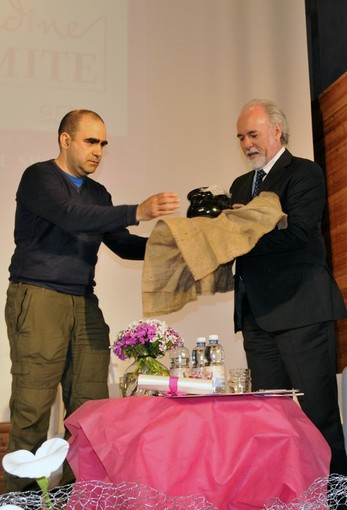 La consegna del premio “Inquieto dell’anno”, andato la scorsa edizione a Elio La consegna del premio “Inquieto dell’anno”, andato la scorsa edizione a Elio