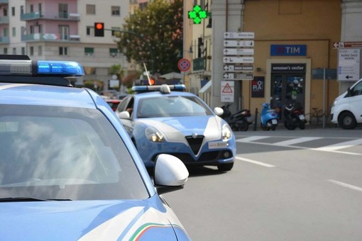 Porta via il figlio 12enne ma lui riesce a dire ai nonni di essere a Savona: la Polizia rintraccia la madre e l'arresta