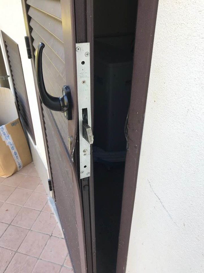 Tentato furto nella casa del sindaco di Casanova Lerrone: "E se ci fosse stata la mia bimba di 4 anni?" (FOTO) Tentato furto nella casa del sindaco di Casanova Lerrone: "E se ci fosse stata la mia bimba di 4 anni?" (FOTO)