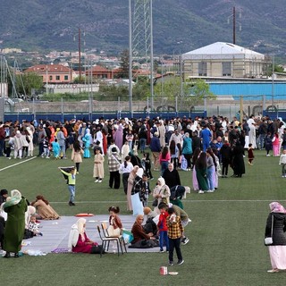 Grande festa ad Albenga per la fine del Ramadan, 1300 fedeli in preghiera al campo sportivo &quot;Riva&quot; (FOTO)