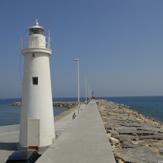 Nascerà ad Albisola la Madonnina votiva al faro bianco di Porto Maurizio: 75 anni fa il direttore dei lavori si salvò miracolosamente dall'annegamento Nascerà ad Albisola la Madonnina votiva al faro bianco di Porto Maurizio: 75 anni fa il direttore dei lavori si salvò miracolosamente dall'annegamento