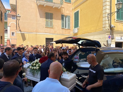 L'ultimo saluto a Sofia Barberi: a Ceriale chiesa gremita e grande commozione (FOTO)
