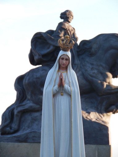 E’ atterrata dal cielo su suolo savonese la Madonna Pellegrina di Fatima: foto e video E’ atterrata dal cielo su suolo savonese la Madonna Pellegrina di Fatima: foto e video
