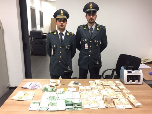 Fermata all'aeroporto Malpensa con 180mila euro in valigia: nei guai una ristoratrice alassina