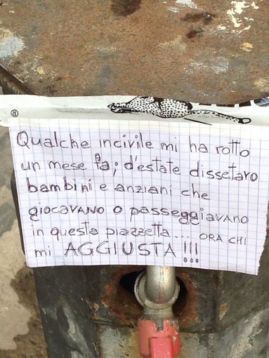 Albenga, fontana di Piazza delle Erbe: “Mi hanno rotta, chi mi aggiusta?”