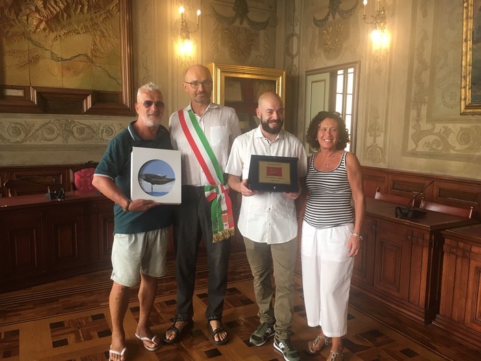 Finale Ligure: Lello Sorrentino, vincitore del "Rasoio d'oro", ospite del sindaco Finale Ligure: Lello Sorrentino, vincitore del "Rasoio d'oro", ospite del sindaco
