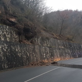 Frana sulla SP 453 che unisce Albenga a Pieve di Teco. Strada chiusa