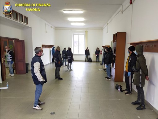 Nascosti in tre tir parcheggiati in un'area di sosta tra Borghetto e Ceriale in A10: 15 clandestini individuati dalla Finanza diretti in Francia