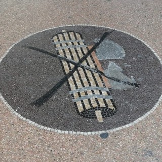 Finale Ligure, una X con la vernice sul mosaico con il fascio littorio