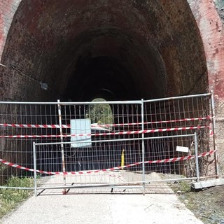 Varazze, cadono pietre dalla scarpata: chiuso un tratto del Lungomare Europa (FOTO)