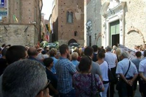 Ad Albenga l'ultimo saluto a Christian Pace:"Nessuno muore finchè vive nel cuore di chi resta"