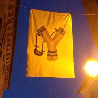 Striscia la Notizia invasa dai fazzoletti gialli e dalle fionde: c'erano i Fieui!! Striscia la Notizia invasa dai fazzoletti gialli e dalle fionde: c'erano i Fieui!!