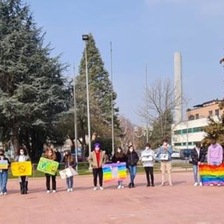 Carcare, studenti del liceo Calasanzio in piazza per manifestare contro la guerra Carcare, studenti del liceo Calasanzio in piazza per manifestare contro la guerra