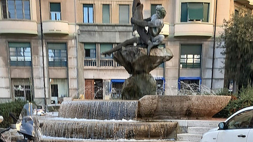 Savona, torna a zampillare l'acqua della "fontana del pesce" di Piazza Marconi