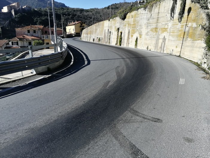 Finale, sversamento di materiale viscoso sulla carreggiata in via Cavassola