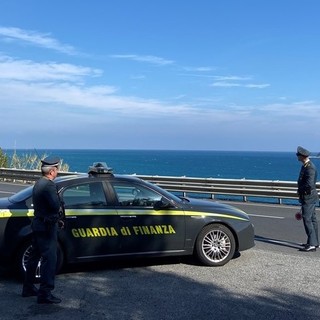"Truffa del Bancomat", due pluripregiudicati denunciati dalla Guardia di Finanza
