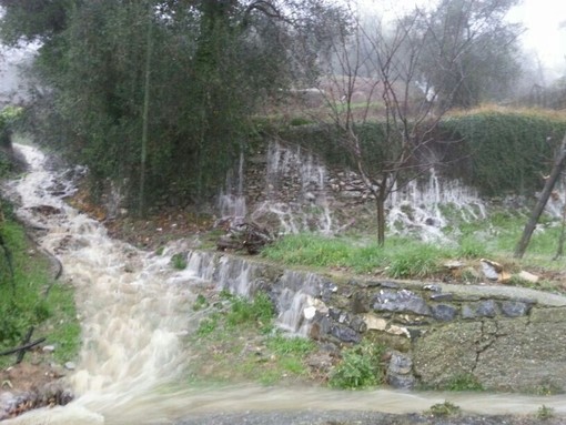 Frane, strade chiuse e 200 persone isolate: situazione critica a Casanova Lerrone