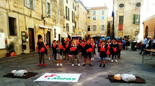 "Supereroi senza superpoteri": la Croce Bianca Albenga insegna ai bambini l'importanza del massaggio cardiaco (FOTO e VIDEO) "Supereroi senza superpoteri": la Croce Bianca Albenga insegna ai bambini l'importanza del massaggio cardiaco (FOTO e VIDEO)