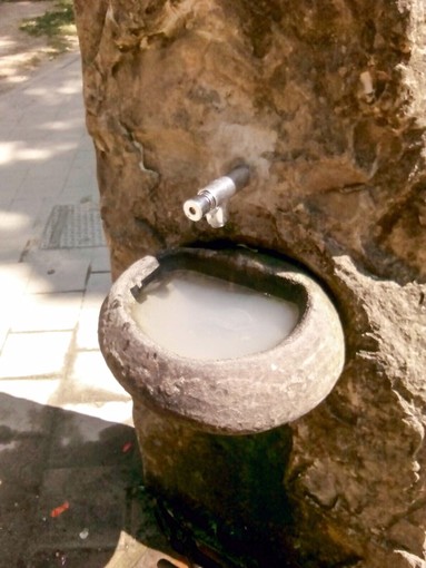 Cairo Montenotte, fontanella malfunzionante nei "giardinetti" di piazza della Vittoria Cairo Montenotte, fontanella malfunzionante nei "giardinetti" di piazza della Vittoria