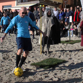 Alassio, una sfida goliardica per sostenere la Fondazione Airc: il 6 gennaio la nona edizione del "Footgolf in spiaggia"