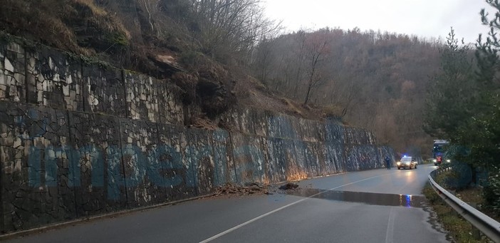 Vessalico: ancora chiusa la provinciale 453 per la frana di ieri, il Sindaco vieta l'accesso in paese ai mezzi pesanti Vessalico: ancora chiusa la provinciale 453 per la frana di ieri, il Sindaco vieta l'accesso in paese ai mezzi pesanti