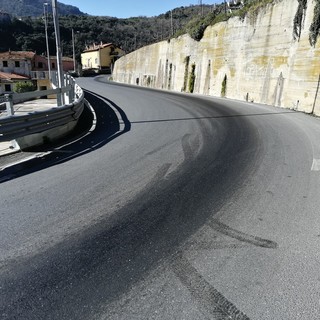 Finale, sversamento di materiale viscoso sulla carreggiata in via Cavassola