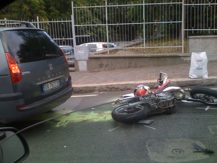 Savona, impenna e finisce contro un auto al semaforonel pomeriggio di ieri. Grave un minorenne (le foto) Savona, impenna e finisce contro un auto al semaforonel pomeriggio di ieri. Grave un minorenne (le foto)