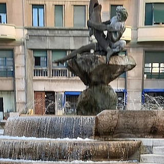 Savona, torna a zampillare l'acqua della "fontana del pesce" di Piazza Marconi