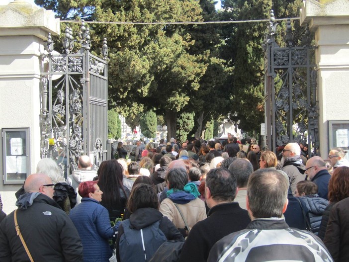 Savona, in tanti per l'ultimo commosso saluto a Marco Marras Casu in arte "Penelope Please" (FOTO)
