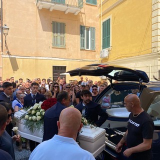 L'ultimo saluto a Sofia Barberi: a Ceriale chiesa gremita e grande commozione (FOTO)