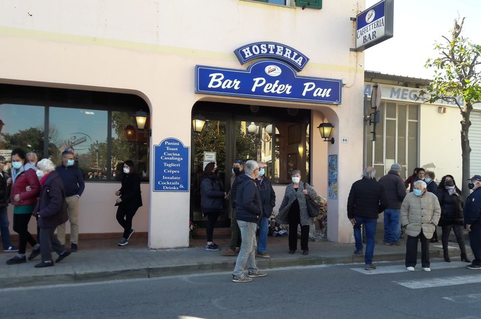 Albenga, una folla commossa di amici per l'ultimo saluto a Franco Setaro