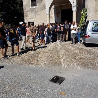 Funerale di Giovanni Lai a Villanova d'Albenga: gli amici portano la bara sulle spalle