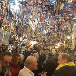 Albenga, brindisi con i Fieui di Caruggi per il muretto di "E ghe mettu a firma"
