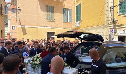 L'ultimo saluto a Sofia Barberi: a Ceriale chiesa gremita e grande commozione (FOTO)