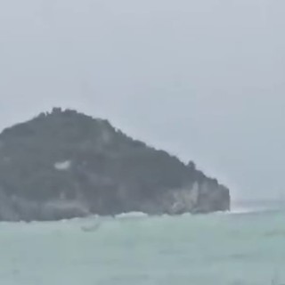 Isola di Bergeggi, frana una parte di costa rocciosa: in un video il cedimento sotto la mareggiata Isola di Bergeggi, frana una parte di costa rocciosa: in un video il cedimento sotto la mareggiata
