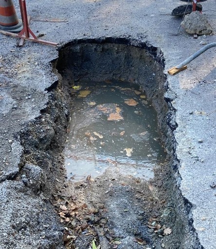 Celle, fogna a cielo aperto in via Lavadore. Un cellese: "Nessuna risposta, non gli interessa nulla dei veri problemi" Celle, fogna a cielo aperto in via Lavadore. Un cellese: "Nessuna risposta, non gli interessa nulla dei veri problemi"