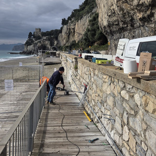 Finale, lavori alla passerella di Castelletto: adeguati gli ancoraggi, a metà febbraio valutazioni sull'area cantiere sull'Aurelia